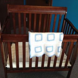 2 N 1 Mini Convertible  Crib  With  Mattress  And  Sheets 