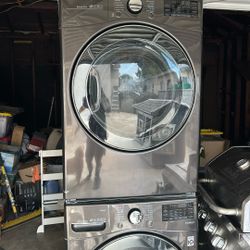 LG Stackable Washer/ Dryer —Gas 