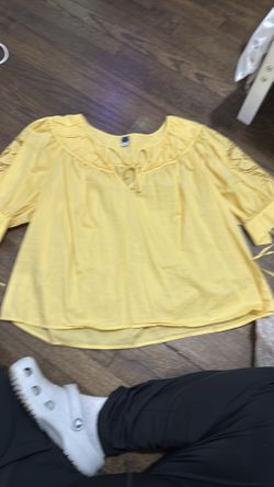 Split neck Eyelet-sleeve top