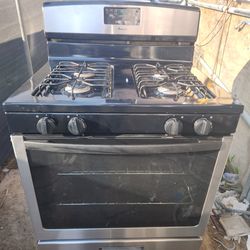 Amana Gas Stove By Whirlpool Works Good