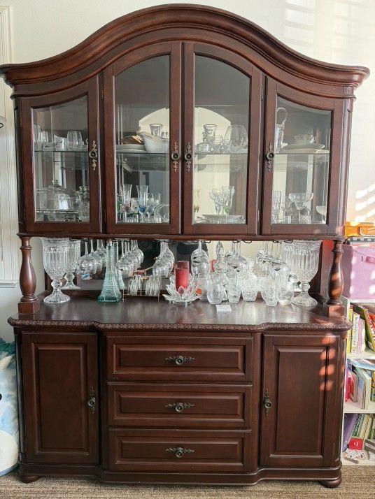 Bat / China Cabinet