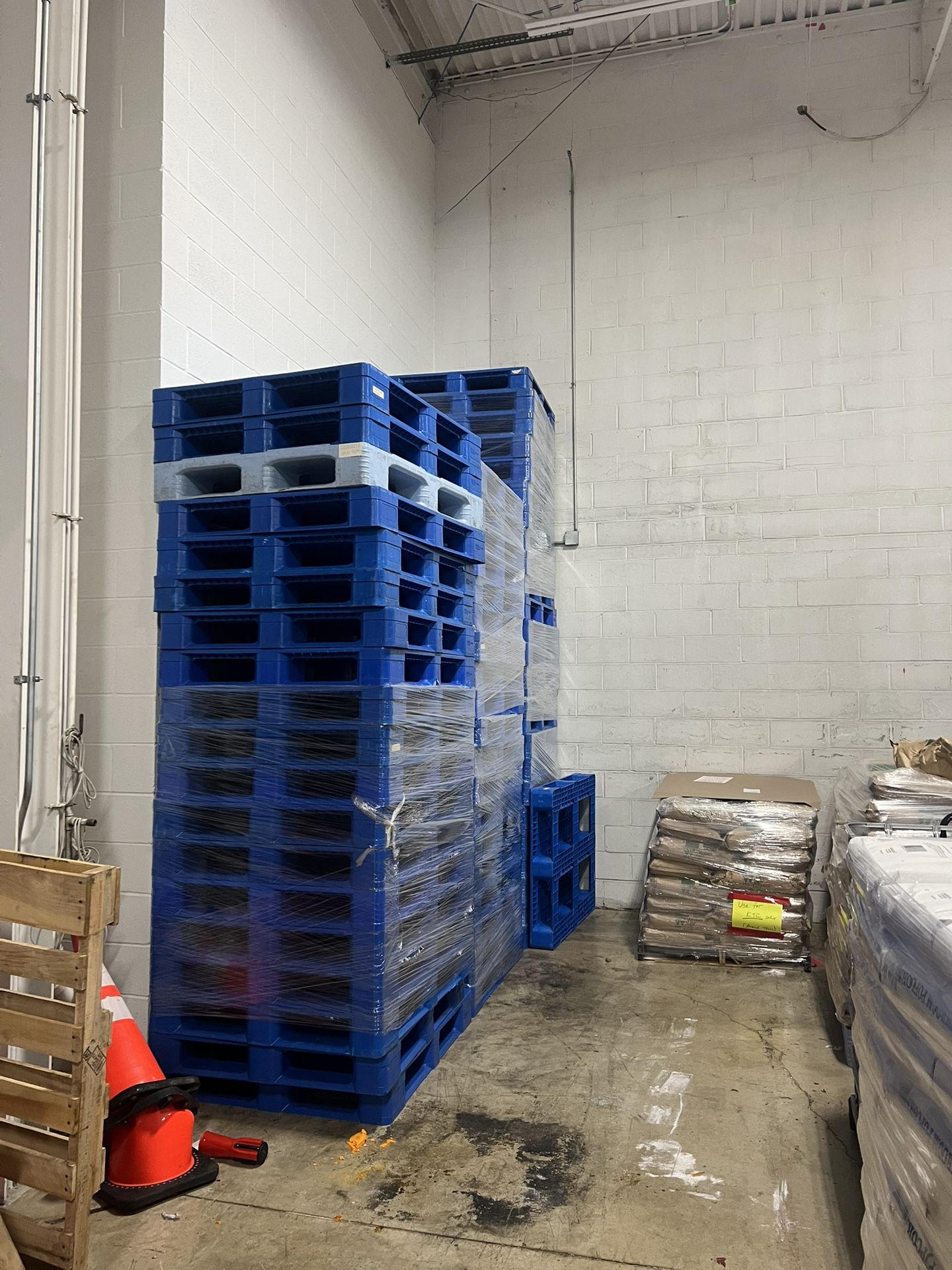 Free Plastic Pallets 48x40