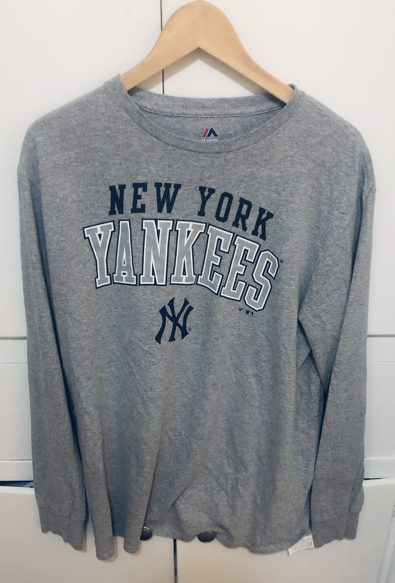 New York Yankees Men’s Size Large Long Sleeve Shirt