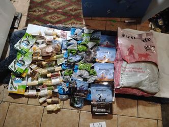 1-25 pound bag of firstmate dogfood,4,1pound bags of first mate dog food,bunch more bags and bags ned