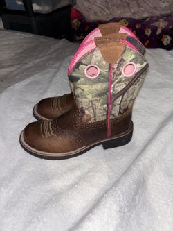 Size 7.5 womens  ariat
