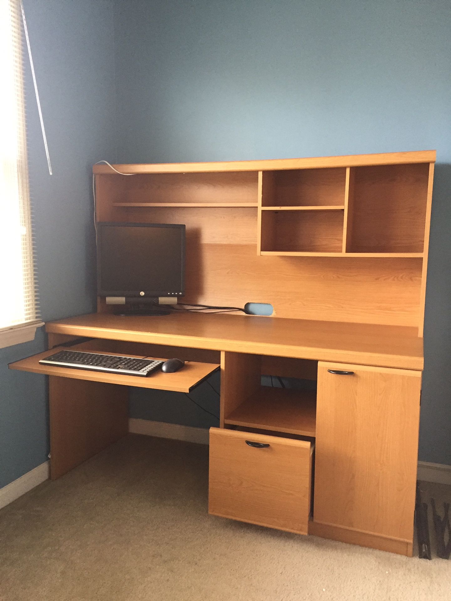 Computer desk with hutch and pullout keyboard tray