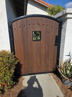 Side Gate