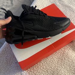 NIKE AIR MAX 270