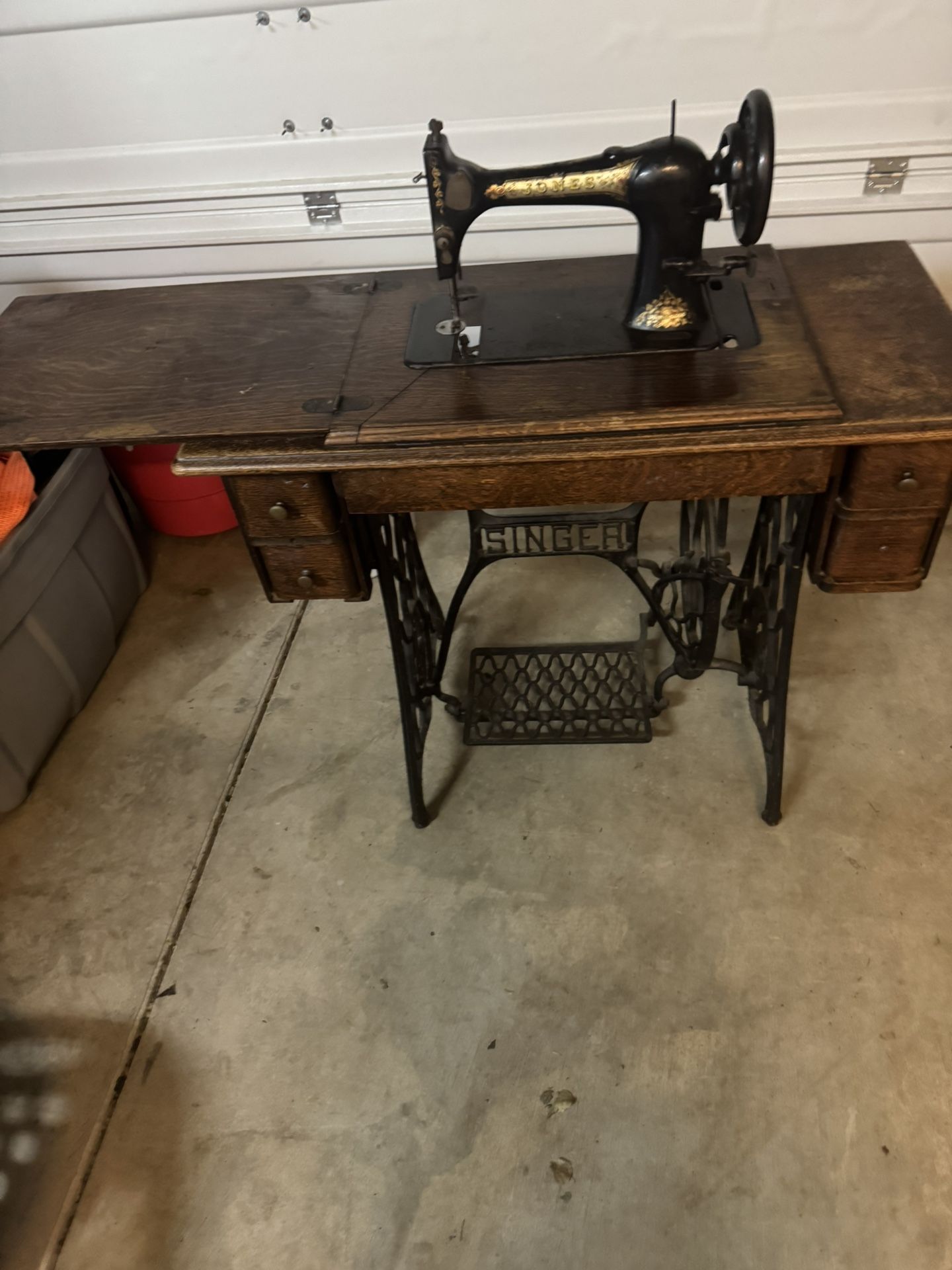 Early 1900’s Singer Sewing Machine (German, Jones)