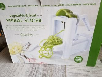 Spiral slicer for vegetables and fruits