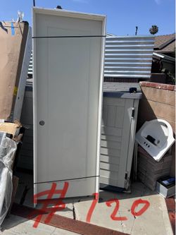 Puerta nueva de interior size 28x80 tiene un pequeño golpecito abajo