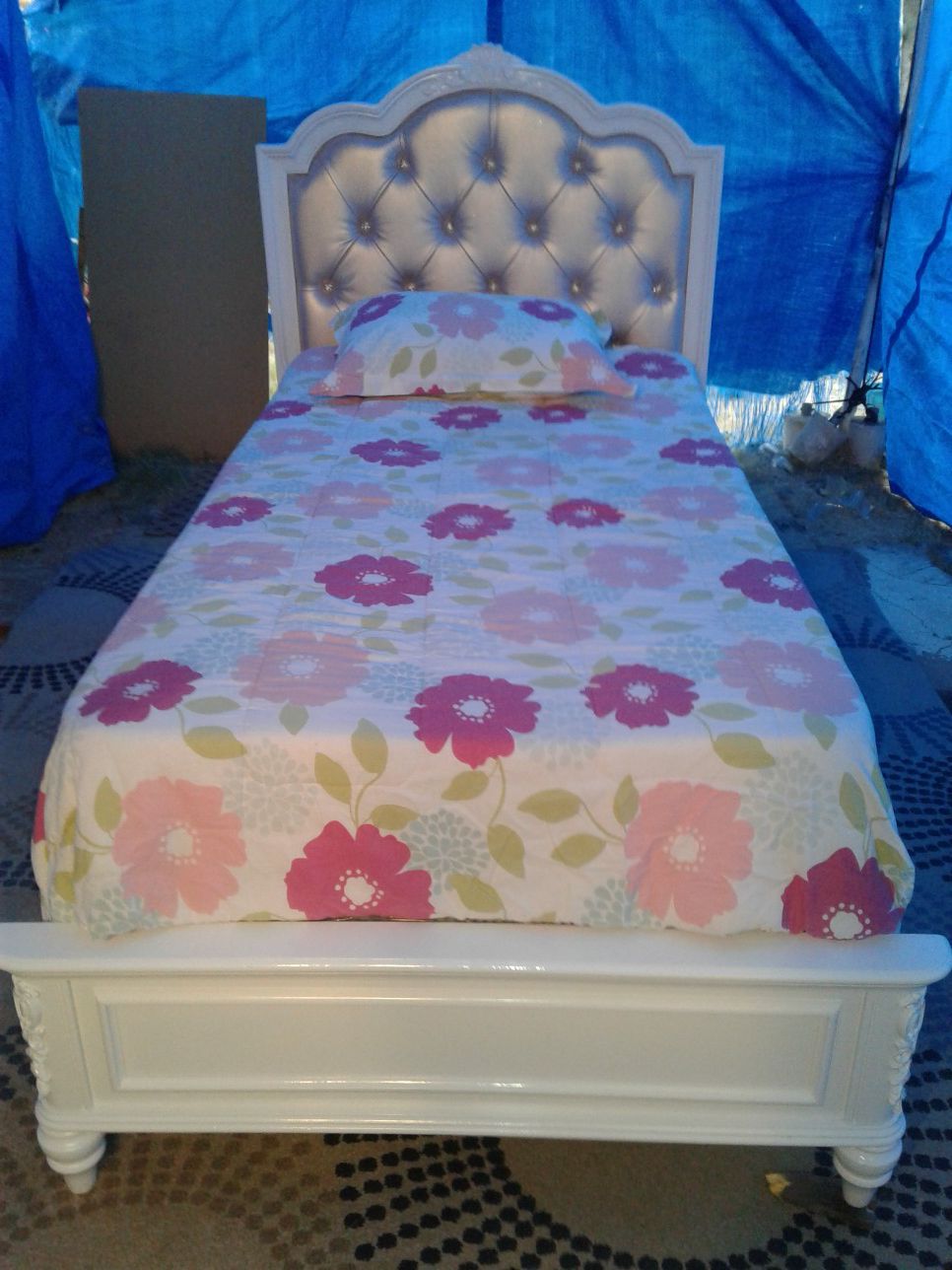 Wooden White Diamond Twin Bed