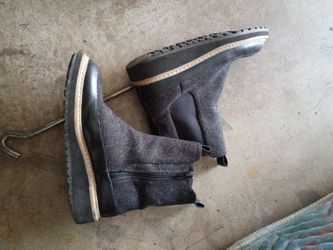 Universal Threads, Gray,  Womens Boots, Size 5 [$10.00]