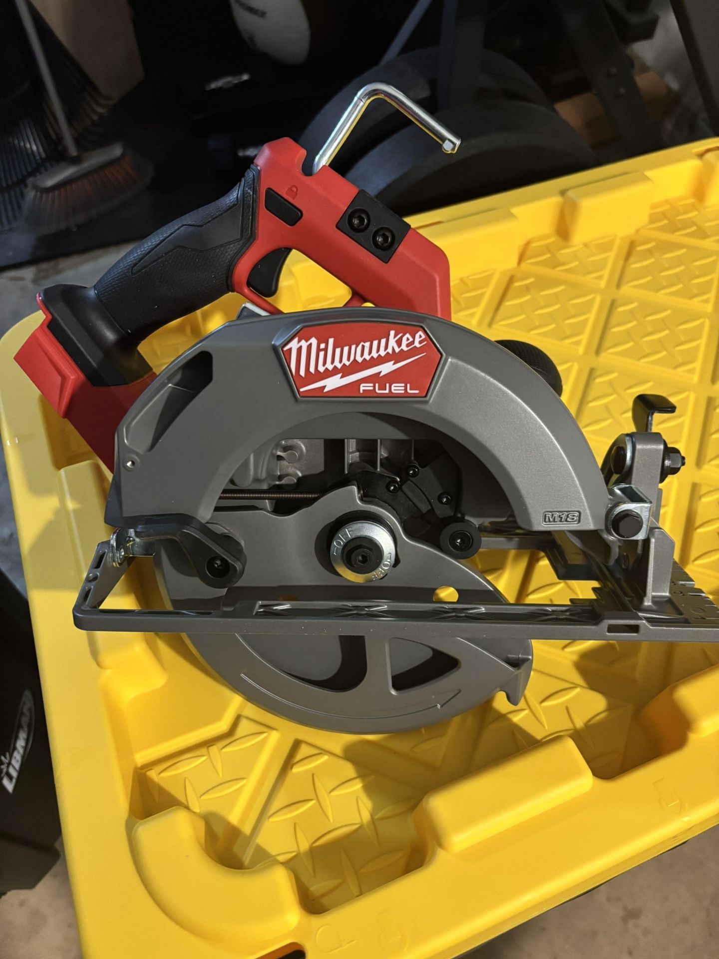 Milwaukee M18 7 1/4 Circular Saw