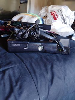 Xbox 360 S W/ Kinect sensor
