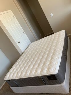 QUEEN STEARNS AND FOSTER MATTRESS AND FREE BOX SPRING