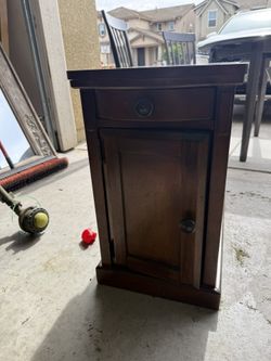 Ashley End Table With Electrical Outlet Plug