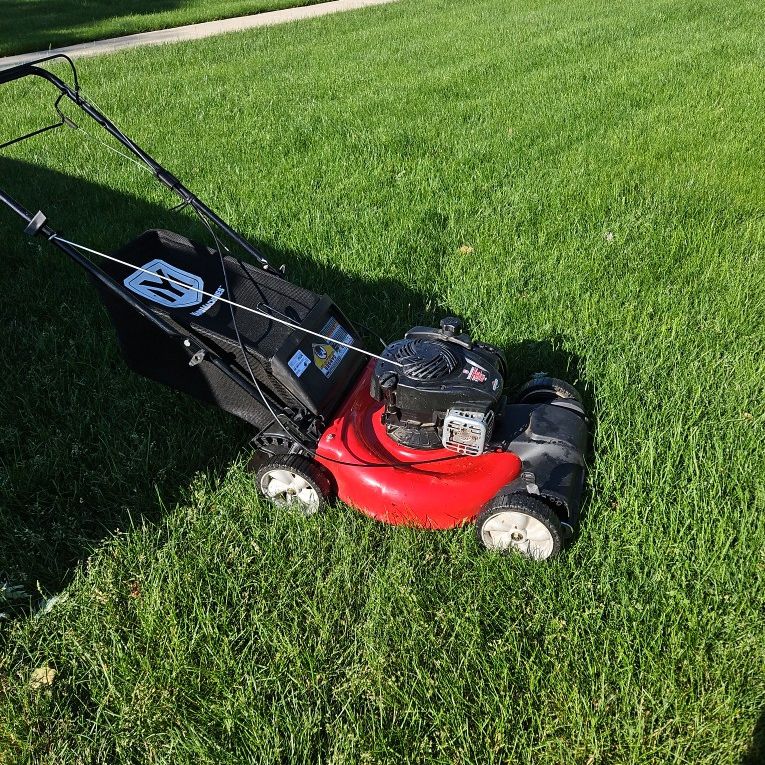 21" Self Propelled Lawnmower W/Bagging Attachment