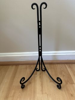 Black Metal Easel Stand