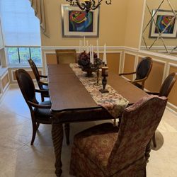 Dinning Room Table - Amazing Condition