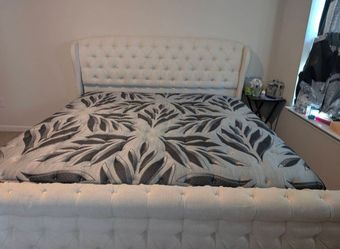 King Size Sealy Mattress + Beautiful Upholstered Bed Frame – Excellent Quality