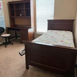 HAVERTYS Youth Bedroom Set. Twin Bed, Desk And Hutch 