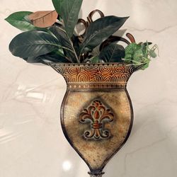 Set of 2 sconces and greenery