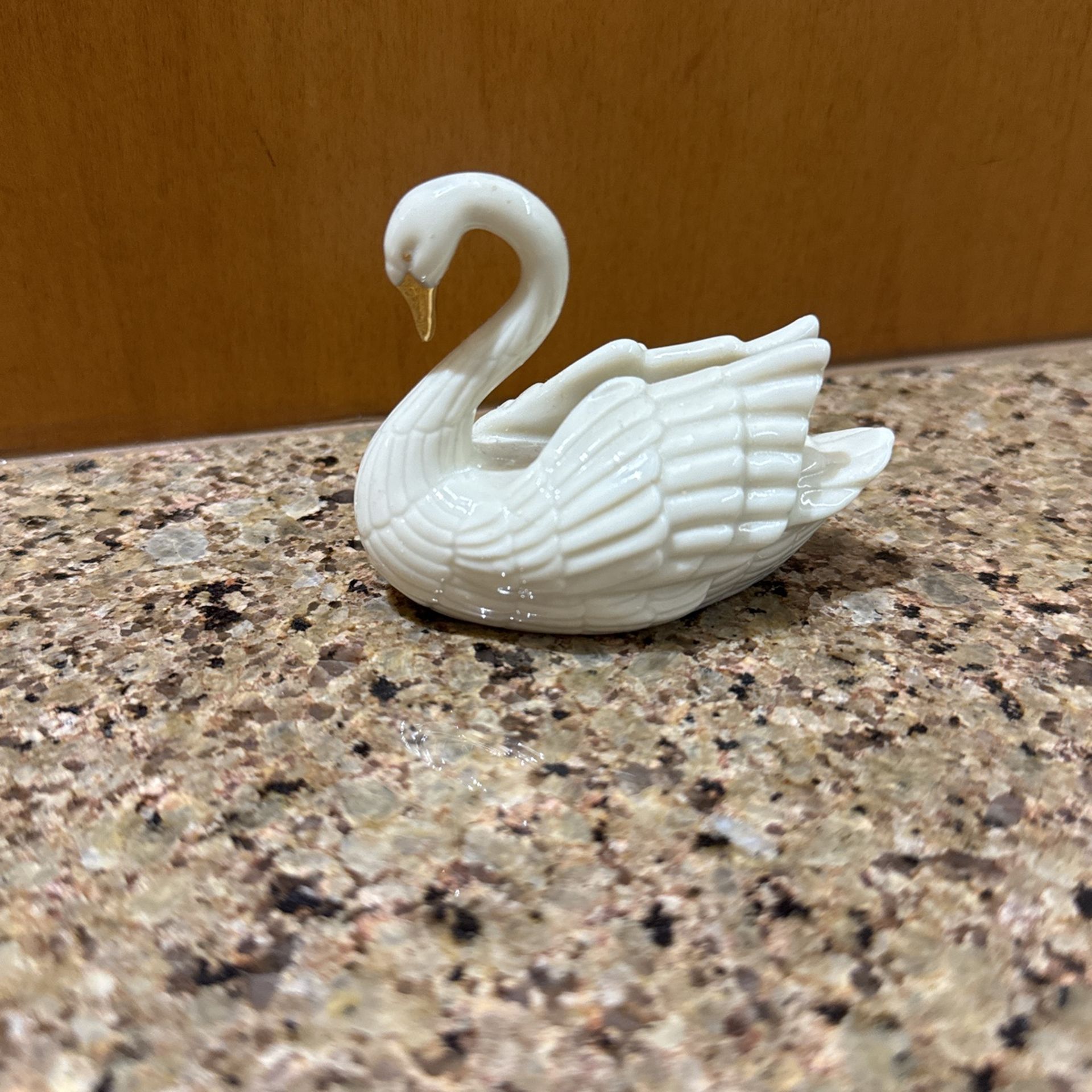 VINTAGE LENOX Ivory and Gold SWAN FIGURINE With 24 Karat Gold Accents