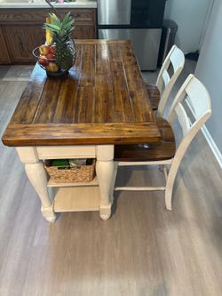 Kitchen Island with two chairs by Marsilona