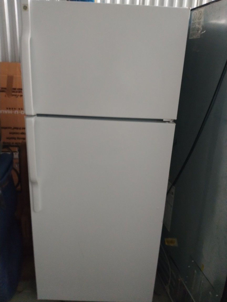 GE 18.2 Cu Ft Refrigerator Freezer