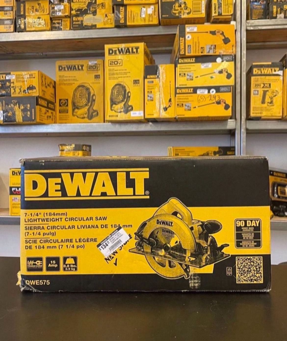  DEWALT 15 Amp Corded 7-1/4 in. Lightweight Circular Saw ……DWE575