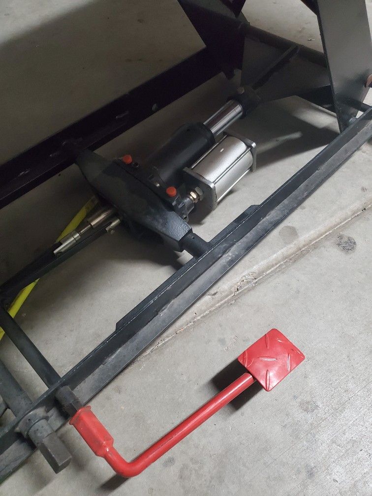 Redline LD1K Motorcycle Table for Sale in Wittmann, AZ OfferUp