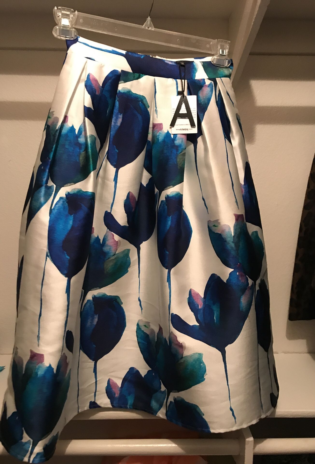 Chic and classy skirt -size SMALL