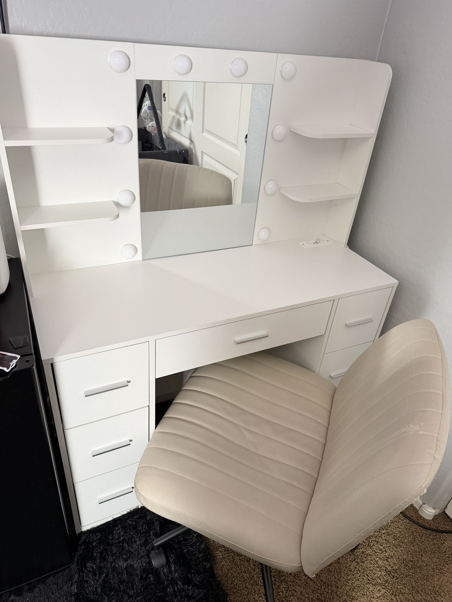 White vanity With Makeup Chair Included