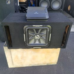 UNA BOCINA KICKER Y AMPLIFIER 