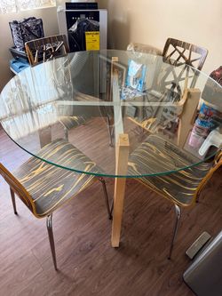 Round kitchen table