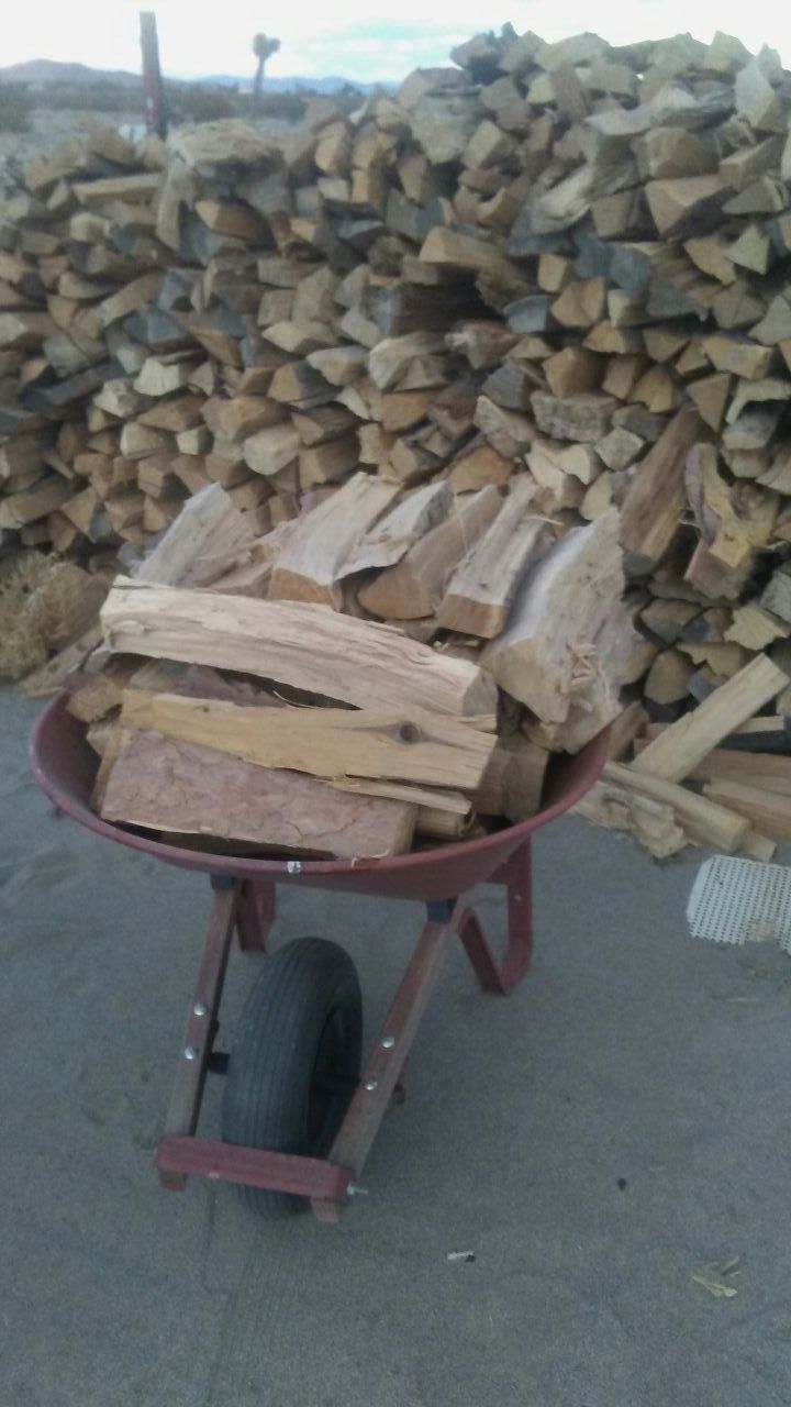 Se vende leña rajada $15 la carretilla y 160 cord