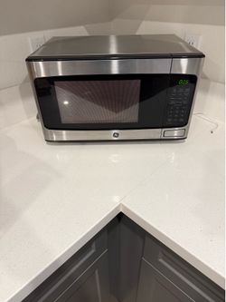 GE 1.1 Cu. Ft. Countertop Microwave Oven in excellent condition