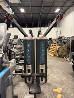 Free motion cable lat pull down
