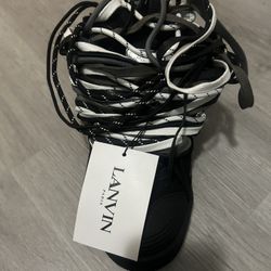 Black And White Lavins