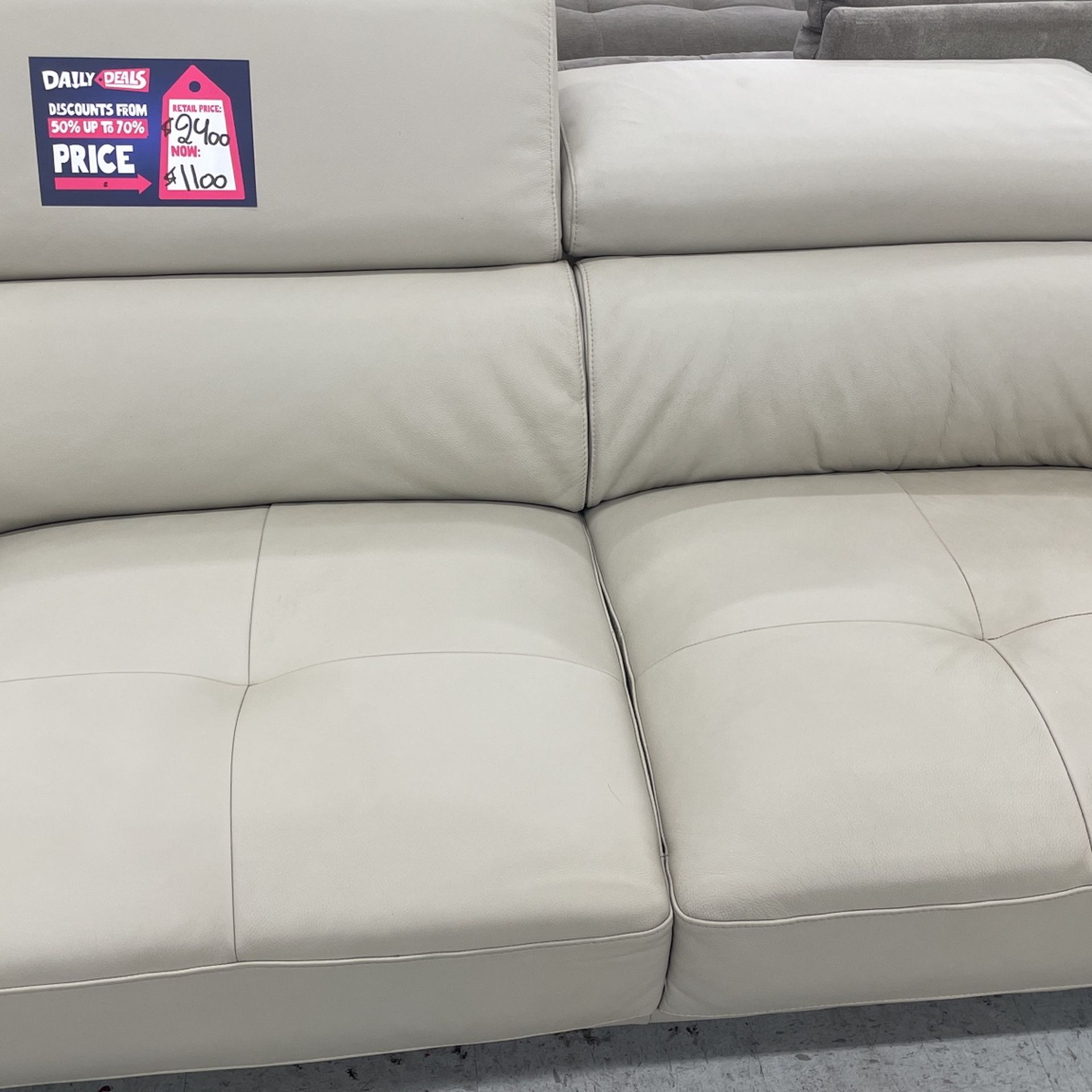 Crème White Luxurious Leather Couch 