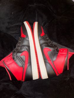 Used black and red air Jordans, no shoe laces