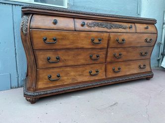 Solid wood long dresser in very good condition all drawers open just fine