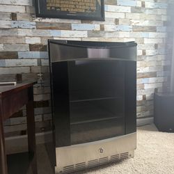 GENERAL ELECTRIC MINI FRIDGE
