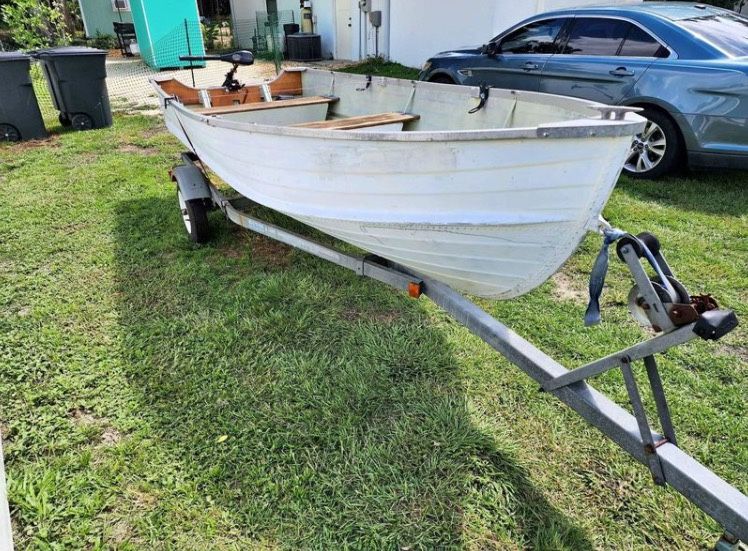 14ft aluminum starcraft,50lb trolling motor. title for boat/trailer for Sale in Pine Ridge, FL