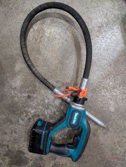 XRV01 Makita 18v 4 Feet Concrete Vibrator