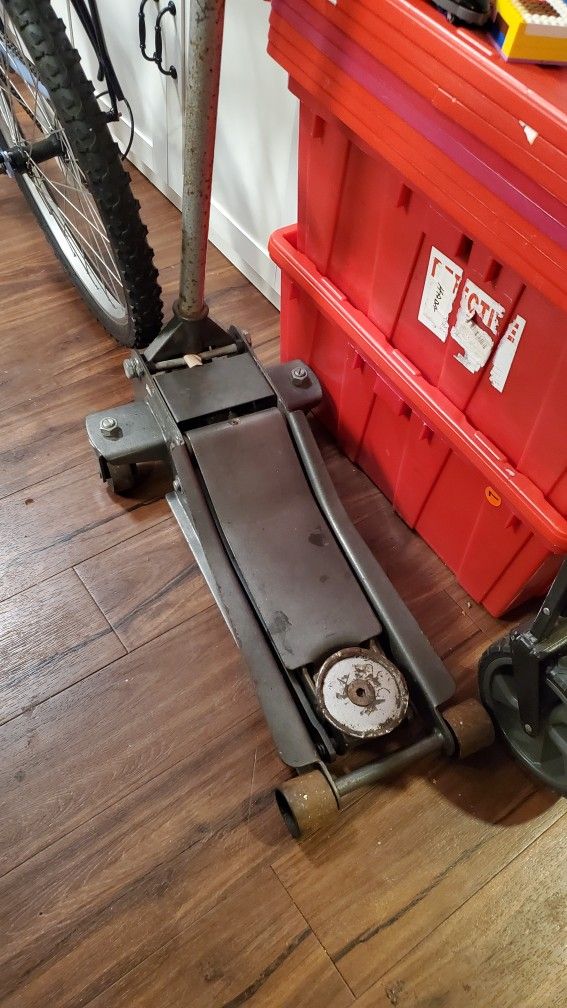 Pittsburgh Low Profile 3 Ton Jack