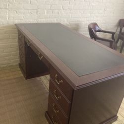 Beautiful mahogany Office Desk - easy pick up