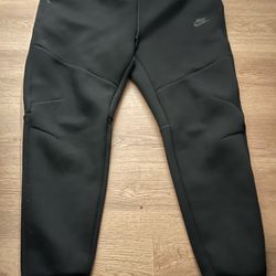 Black Nike tech sweats