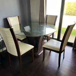 Table W/4 Chairs Glass Top 
